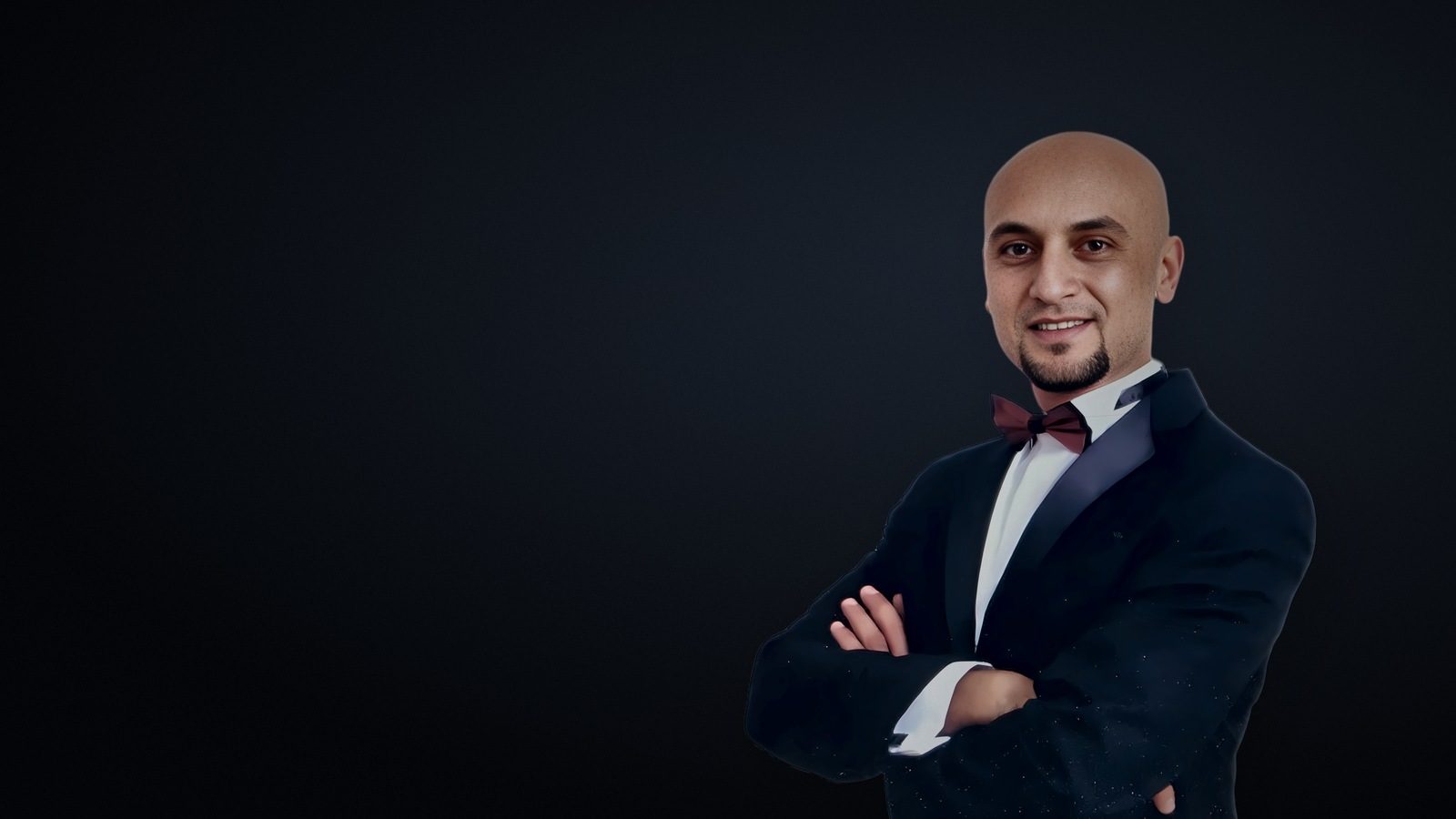 صورة المحامي حمزه القيسي، المستشار القانوني الرئيسي، يرتدي بدلة رسمية داكنة وربطة عنق فراشية