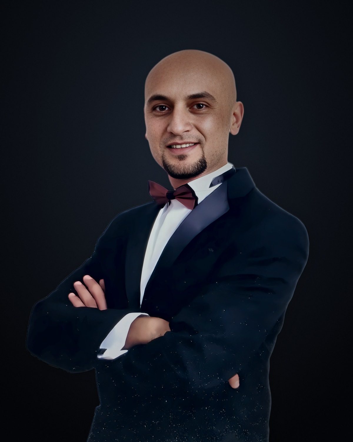 صورة المحامي حمزه القيسي، المستشار القانوني الرئيسي، يرتدي بدلة رسمية داكنة وربطة عنق فراشية